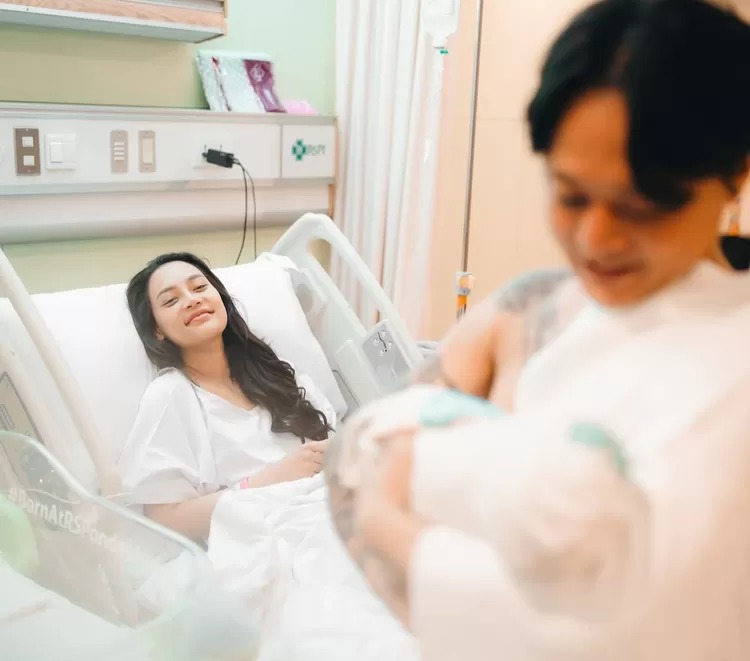 Aktris sekaligus model Erika Carlina akhirnya mengumumkan kabar bahagianya telah melahirkan anak laki-laki pertamanya pada Jumat (1/8). (Instagram @bravyson.vconk)